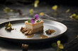 présentation d'une assiette de foie gras avec mâche et cerneaux de noix