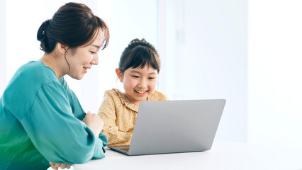 部屋でパソコンを使う女の子　プログラミング教室