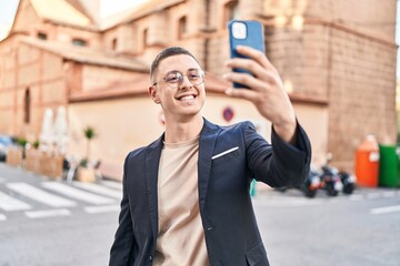 Poster - Young hispanic man executive smiling confident make selfie by smartphone at street