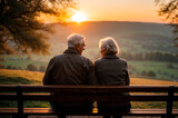Fototapeta  - pareja de ancianos disfrutando una puesta de sol, el amor no tiene edad.