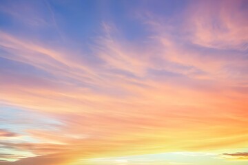 青い空に映るピンクとオレンジの雲、朝焼けの空が見せる素晴らしい光景、新たな一日への期待が高まる瞬間