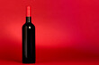 garrafa de vinho tinto em fundo vermelho. festa. natal. celebração