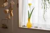 春のフリージアという花,黄色の花瓶,北欧のインテリア