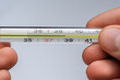 Termometr rtęciowy wskazuje wysoką temperaturę ciała, gorączka 