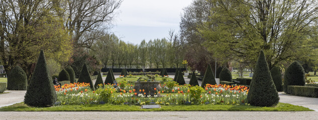 Canvas Print - Parc paysager  et fleuri de Saintes en France