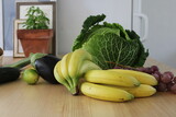 Fototapeta Kuchnia - Régime de banane, bananes sur la table de la cuisine, aliment santé riche en potassium et magnésium