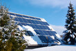 Mit Schnee bedeckte Solaranlage im Winter	
