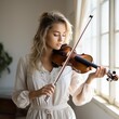 Mujer joven tocando el violin