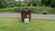 Caçamba e lixo geral e de isopor em Gramado sobre a grama