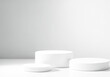 © STORY - シンプルな白いディスプレイ台のある撮影スタジオの背景