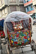ネパールやインドで幅広く使われるリキシャという乗り物の写真