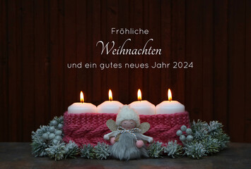 Weihnachtsgrußkarte mit Text in deutscher Sprache. Weihnachtsdekoration mit weißen Kerzen und Weihnachtsschmuck vor einem Holzhintergrund. Fröhliche Weihnachten und ein gutes neues Jahr 2024.