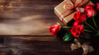 Bouquet de roses rouges et cadeau offerts pour la Saint Valentin