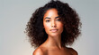 © Favio - hermosa mujer natural modelo afroamericana con cabellos rizados, foto de estudio