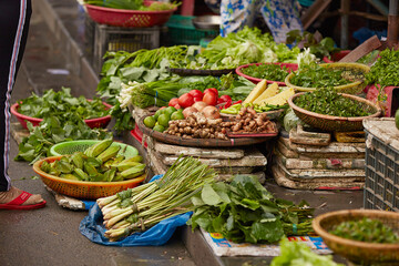 Canvas Print - Fresh vegetables on display in a traditional market	