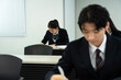 © Paylessimages - 教室で勉強している制服の高校生