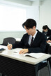 © Paylessimages - 教室で勉強している制服の高校生
