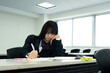© Paylessimages - 教室で勉強している制服の高校生