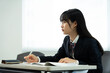 © Paylessimages - 教室で勉強している10代の少女