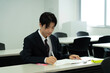 © Paylessimages - 教室で勉強している制服の10代の少年