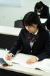 © Paylessimages - 教室で勉強している制服の高校生