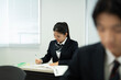 © Paylessimages - 教室で勉強している制服の高校生