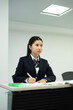 © Paylessimages - 教室で勉強している制服の高校生