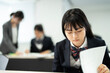 © Paylessimages - 教室で勉強している制服の高校生