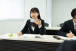 © Paylessimages - 教室でスマートフォン使用している制服の高校生