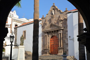 Plaza de Espana (Espana Square) in Santa Cruz de la Palma, La Palma, Canary Islands, Spain, with the Mother Church of El Salvador and the statue of Manuel Diaz Hernandez (monument erected in 1897)