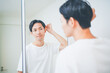 © HML - 洗面所でヘアセットをする男性