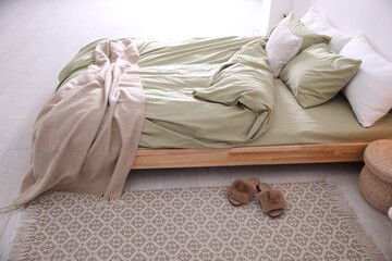 Poster - Comfortable bed with olive green linen in modern room interior