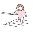 手すりのついた階段を登る女性