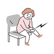 膝が痛んでさする椅子に座った女性