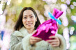 カラフルに包装されたプレゼントを手にする女性