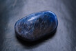 Piękny izolowany niebieski kamień szlachetny sodalit