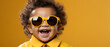 Farbenfrohes Kinderglück: Gelbes Shirt und coole Sonnenbrille