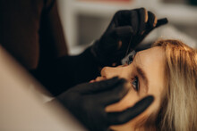 Mikrobleiding Eyebrow Measurement. Cosmetologist Makes Markings With Pencil And Threads For Perfect Shaped Eyebrows. Professional Makeup And Facial Care. Permanent Makeup, Tattooing Of Eyebrows.