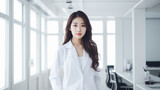 Fototapeta  - Lekarz, kobiet azjatka w białym fartuchu na tle białego sterylnego medycznego pomieszczenia
