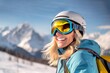 Lächelnde Frau beim Ski fahren, im Hintergrund eine Winterlandschaft in den Bergen