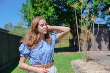 Wall Mural - 公園内の散歩を楽しむブロンドヘアの女性