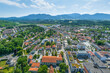 Ausblick über das Stadtzentrum von Penzberg zum oberbayerischen Alpenrand