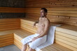 Relaks, odpoczynek między seansami podczas saunowania. 