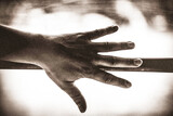 Fototapeta  - Dłoń,dłonie, człowiek,przekaz, czarno-białe