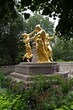 Mozartbrunnen, Brunnen im Landschaftsgarten Bürgerwiese, Dresden, Deutschland, Europa, drei Grazien, Gold, golden 