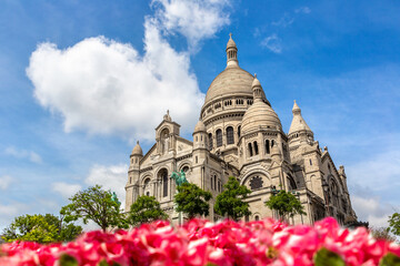 Wall Mural - Basilica of the Sacred Heart at Montmartre hill in Paris, France