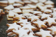 biscoitos em formato de estrelas para o natal, assados e recheados com doce de leite e cobertos com acucar de confeiteiro para a mesa das festas de fim de ano.