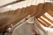 blusas de seda em cabides de madeira na vitrine da loja com foco seletivo 