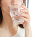 © webbiz - 水を飲む女性