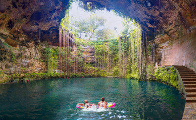 Wall Mural - Ik-Kil Cenote - Lovely cenote in Yucatan Peninsulla with transparent waters and hanging roots. Chichen Itza, Mexico